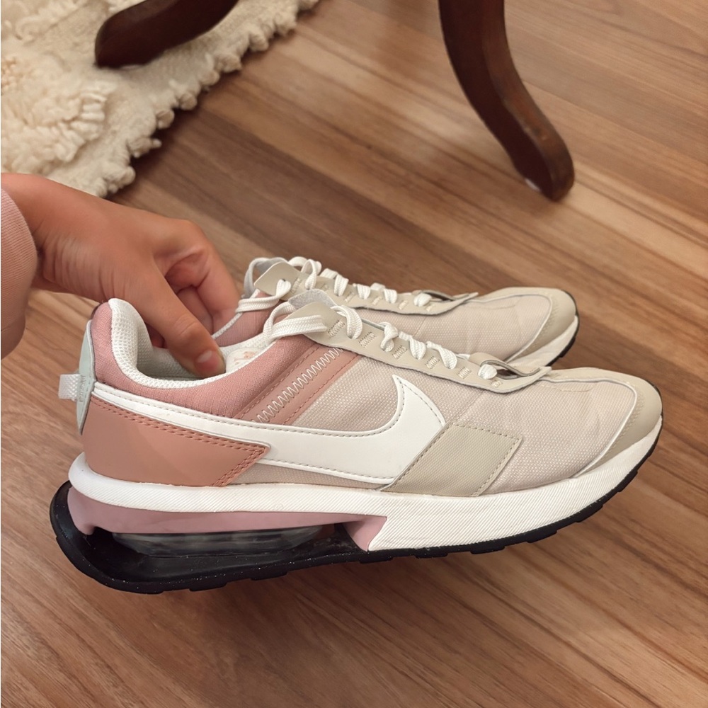 Women’s Nike sneakers sz 8.5